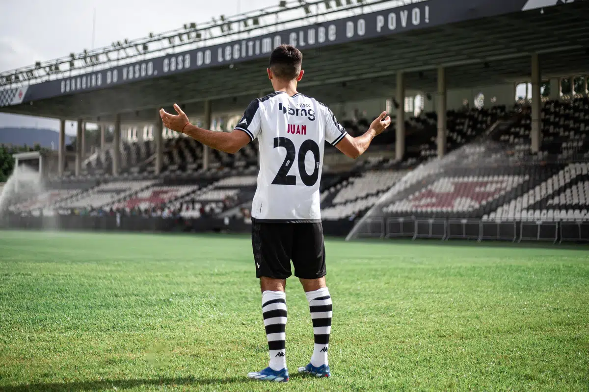 Vasco Revela Fotos De Juan Sforza Vestindo O Uniforme Completo Meuvasco