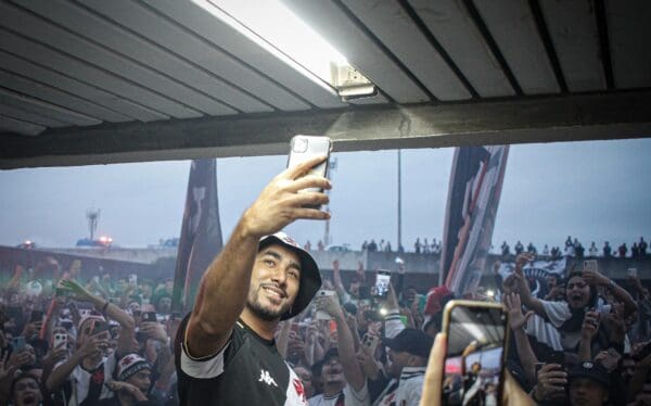 Registro de Payet no dia de sua chegada ao Brasil, ainda no aeroporto. Foto: Daniel Ramalho