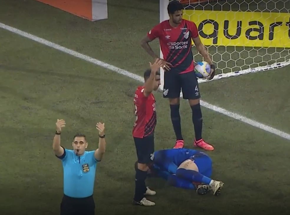 Léo Linck caído no gramado após gol em Athletico x Juventude — Foto: Reprodução/Rede Furacão