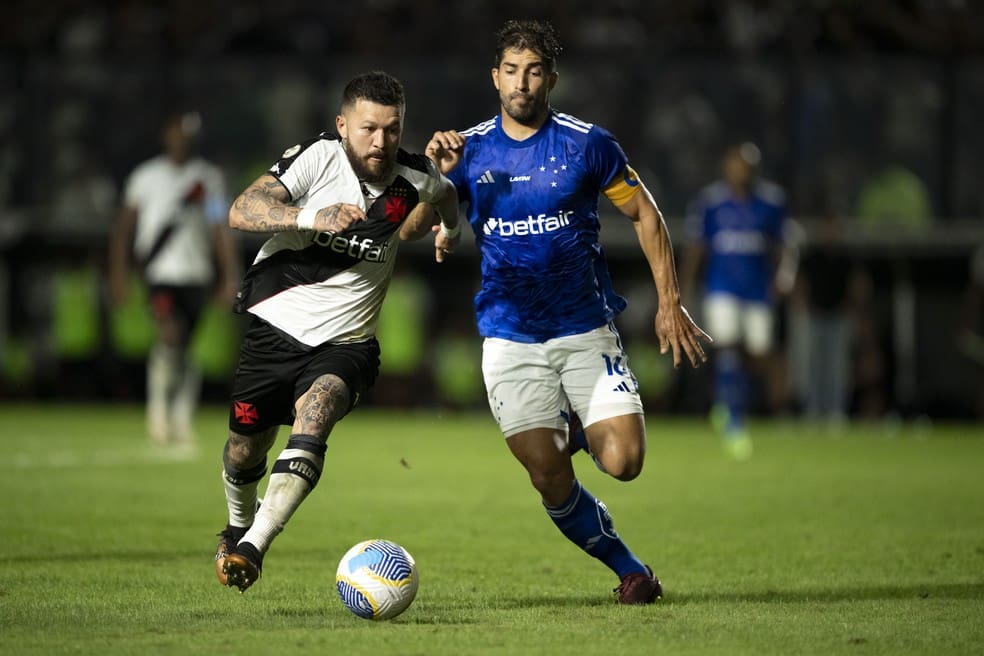 Rossi, do Vasco, contra Lucas Silva, do Cruzeiro — Foto: Jorge Rodrigues/AGIF