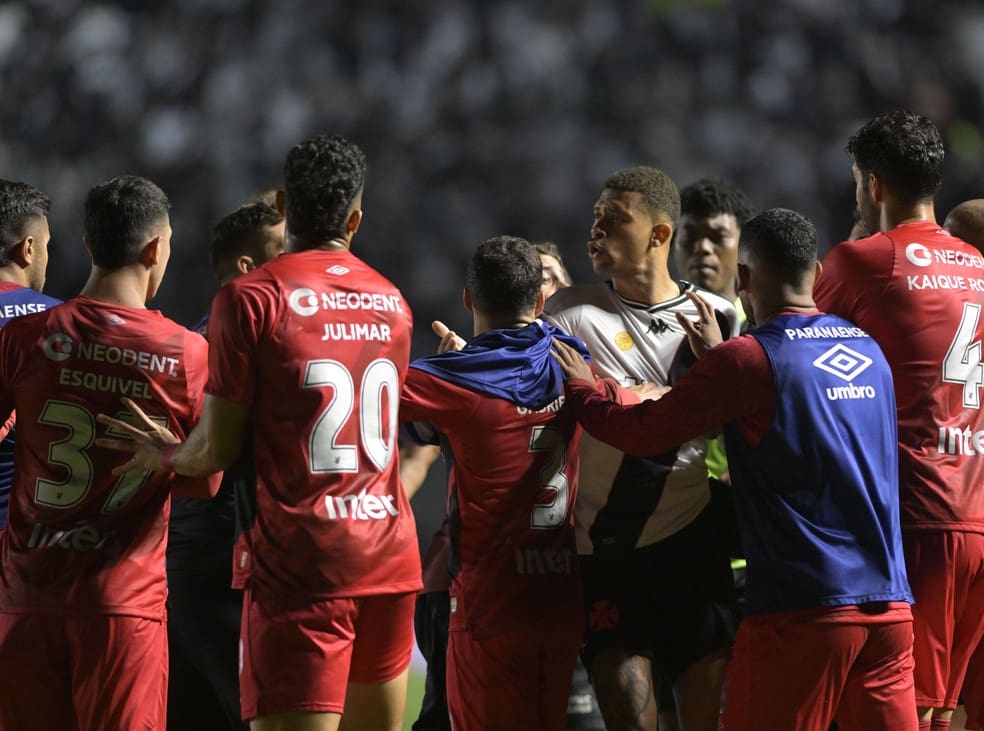 Jogo entre Vasco e Athletico-PR termina em confusão — Foto: André Durão