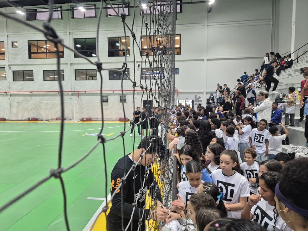 Crianças de escolas municipais tietam jogadores da seleção brasileira de futsal, no Instituto Philippe Coutinho — Foto: Ronald Lincoln