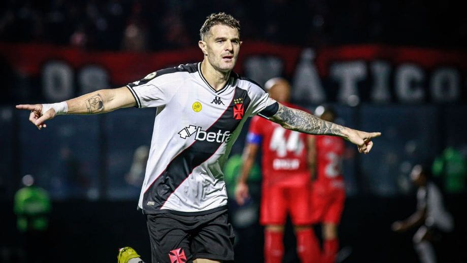 Pablo Vegetti, atacante do Vasco, comemorando gol sobre o Athletico-PR, em São Januário - Foto: Matheus Lima/Vasco