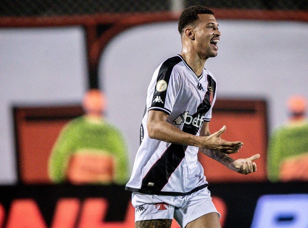 João Victor, do Vasco, comemora gol marcado contra o Vitória — Foto: Jhony Pinho/AGIF