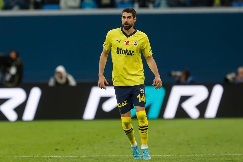 Luan Peres, em campo pelo Fenerbache — Foto: Mike Kireev/NurPhoto via Getty Images