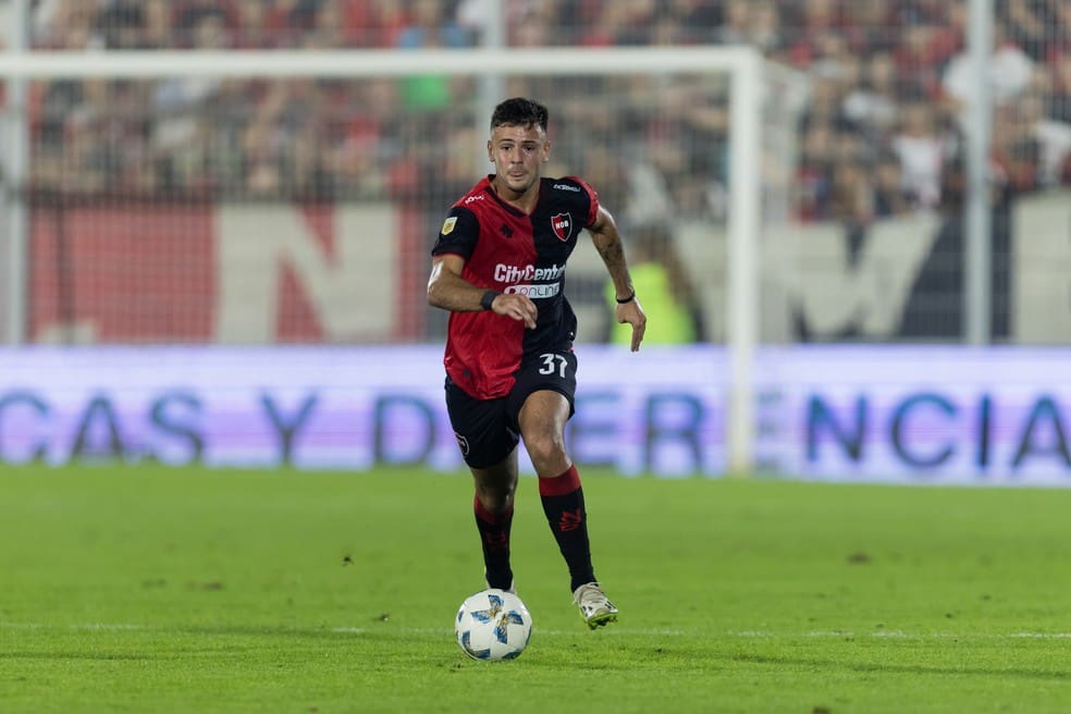 Ian Glavinovich em ação pelo Newell's Old Boys — Foto: Mateo Occhi/Getty Images