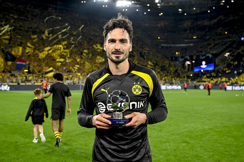 Hummels posa com o troféu de melhor em campo após Borussia Dortmund 1 x 0 PSG — Foto: Hendrik Deckers/Borussia Dortmund via Getty Images