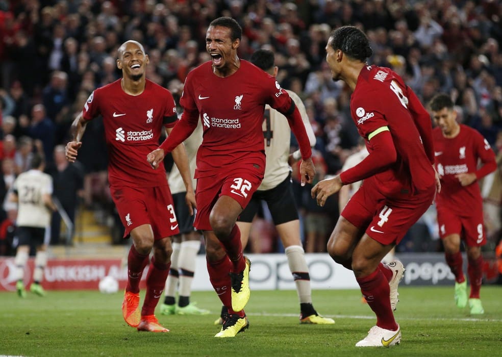 Matip comemora o gol da vitória do Liverpool sobre o Ajax na Champions League, com Fabinho e Van Dijk — Foto: Action Images via Reuters/Ed Sykes