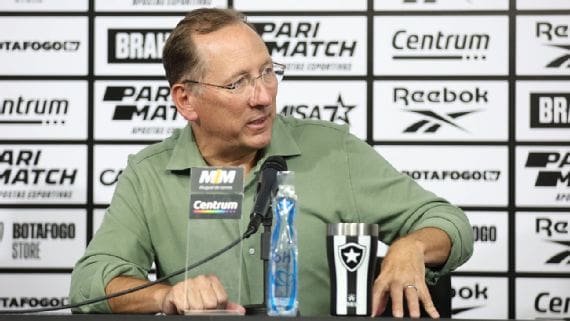 John Textor, dono da SAF do Botafogo, em coletiva no Nilton Santos. Foto: Vitor Silva/Botafogo