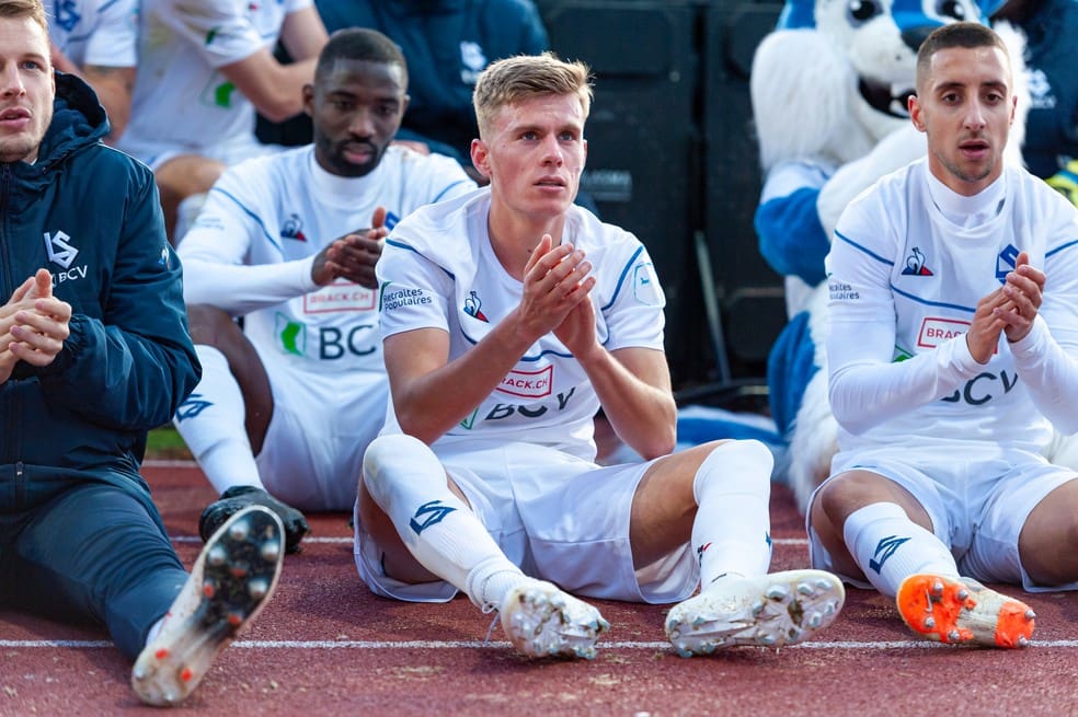 Maxime Dominguez em ação pelo Lausanne-Sport, da Suíça — Foto: RvS.Media/Monika Majer/Getty Images