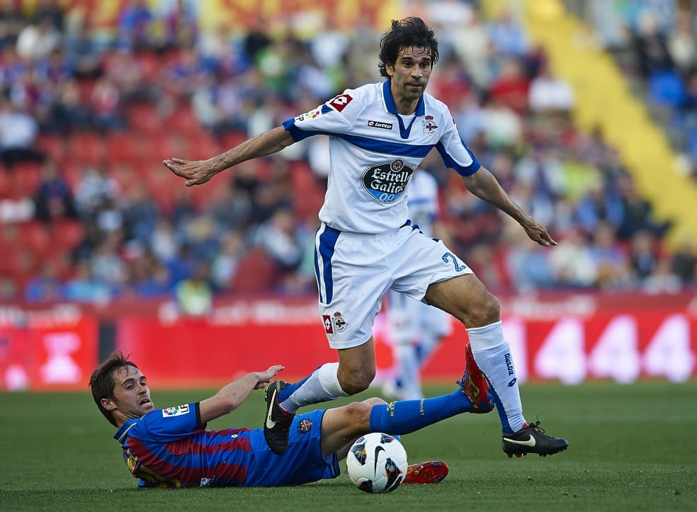 Juan Carlos Valerón em ação pelo La Coruña contra o Barcelona em 2013 — Foto: Manuel Queimadelos Alonso/Getty Images