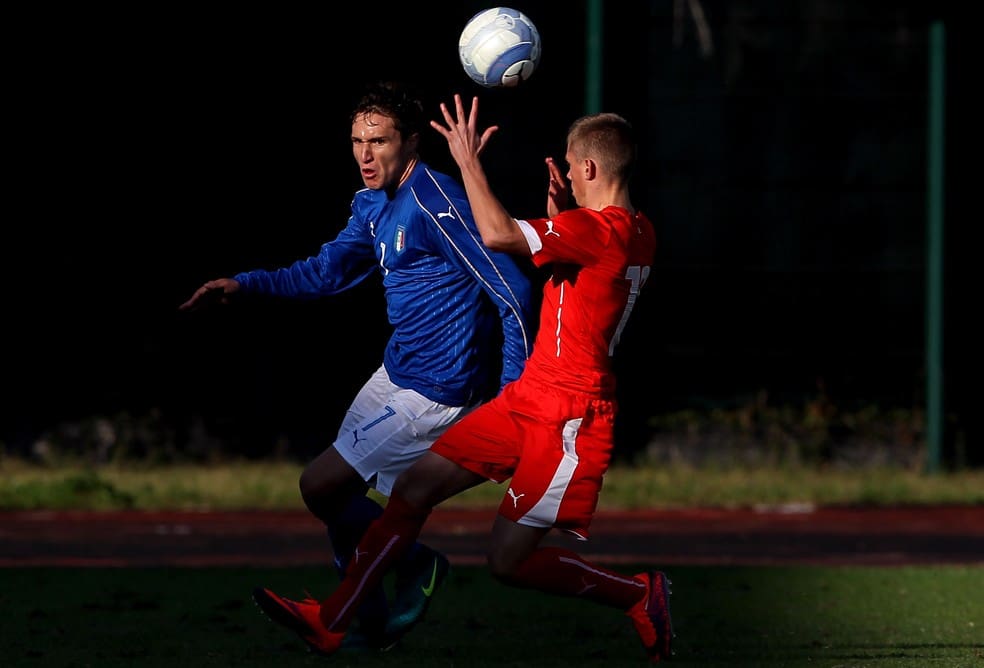 Chiesa, da Itália, e Maxime Dominguez, da Suíça, em um torneio sub-20 de seleções em 2016 — Foto: Marco Luzzani/Getty Images