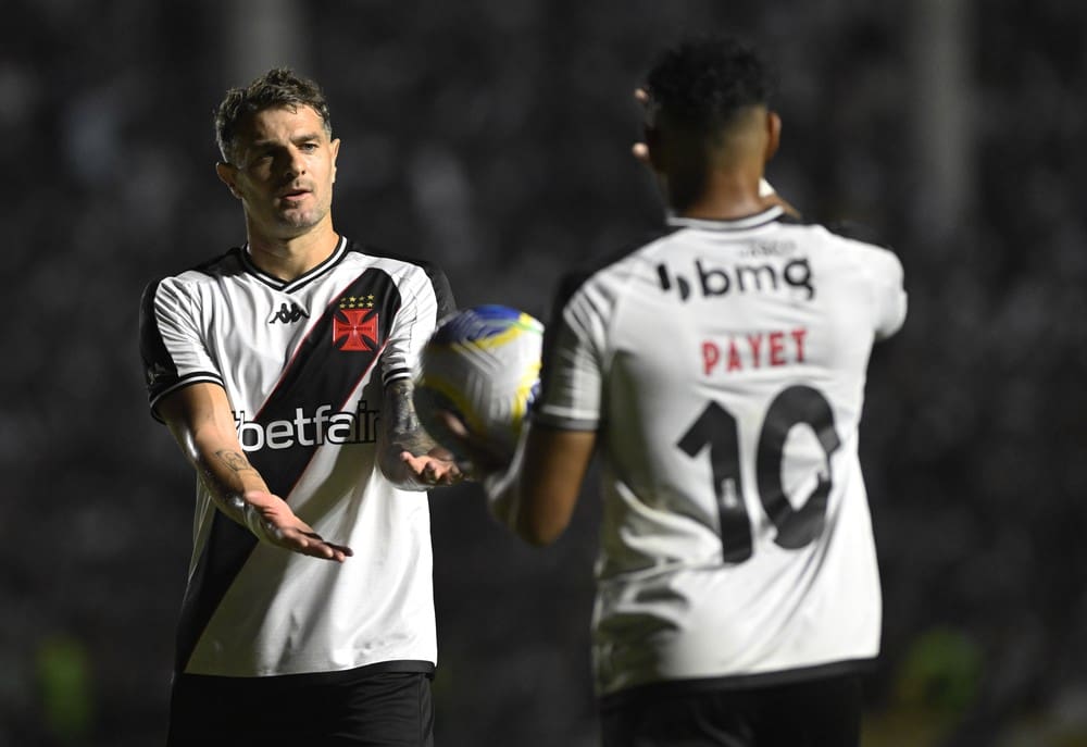 Vegetti e Payet, em Vasco x Fortaleza, pela Copa do Brasil — Foto: André Durão/ge