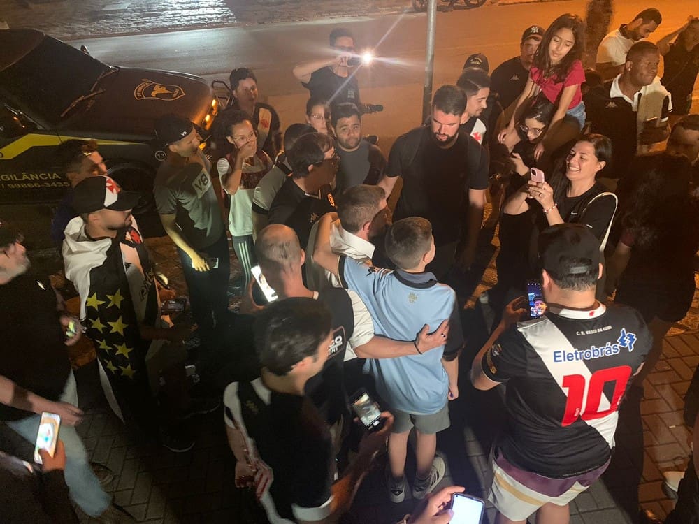 Pedrinho, presidente do Vasco, atende a torcedores em Curitiba — Foto: Tébaro Schmidt