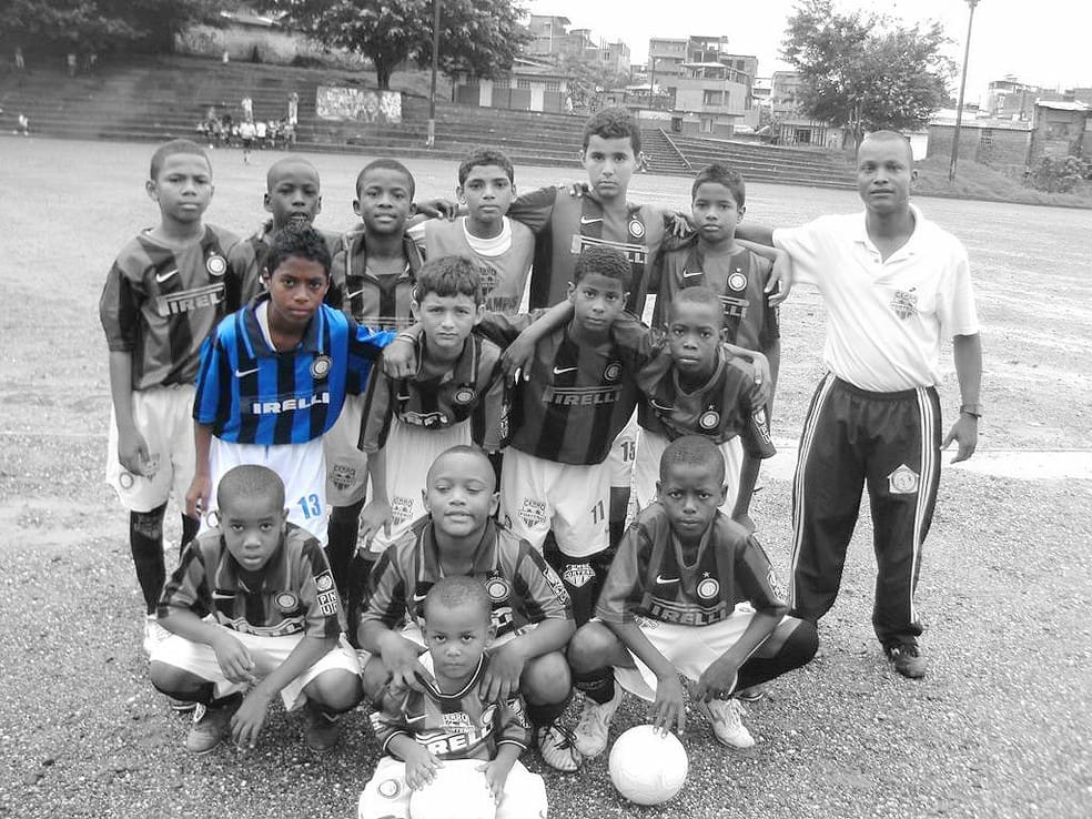 Emerson Rodríguez (em destaque), atacante do Vasco, durante sua infância em Buenaventura, na Colômbia — Foto: Arquivo Pessoal