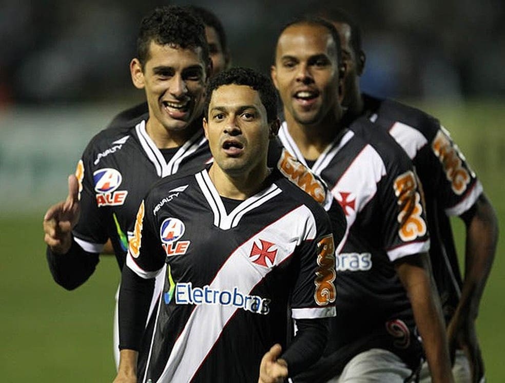 Eder Luís, Diego Souza e Alecsandro comemoram o gol do título do Vasco — Foto: Marcelo Sadio/Site oficial do Vasco