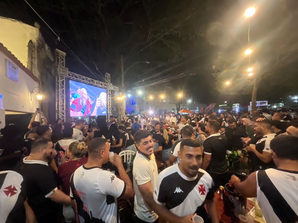 Torcedores do Vasco assistiram ao jogo contra o Athletico no Candinho — Foto: Emanuelle Ribeiro