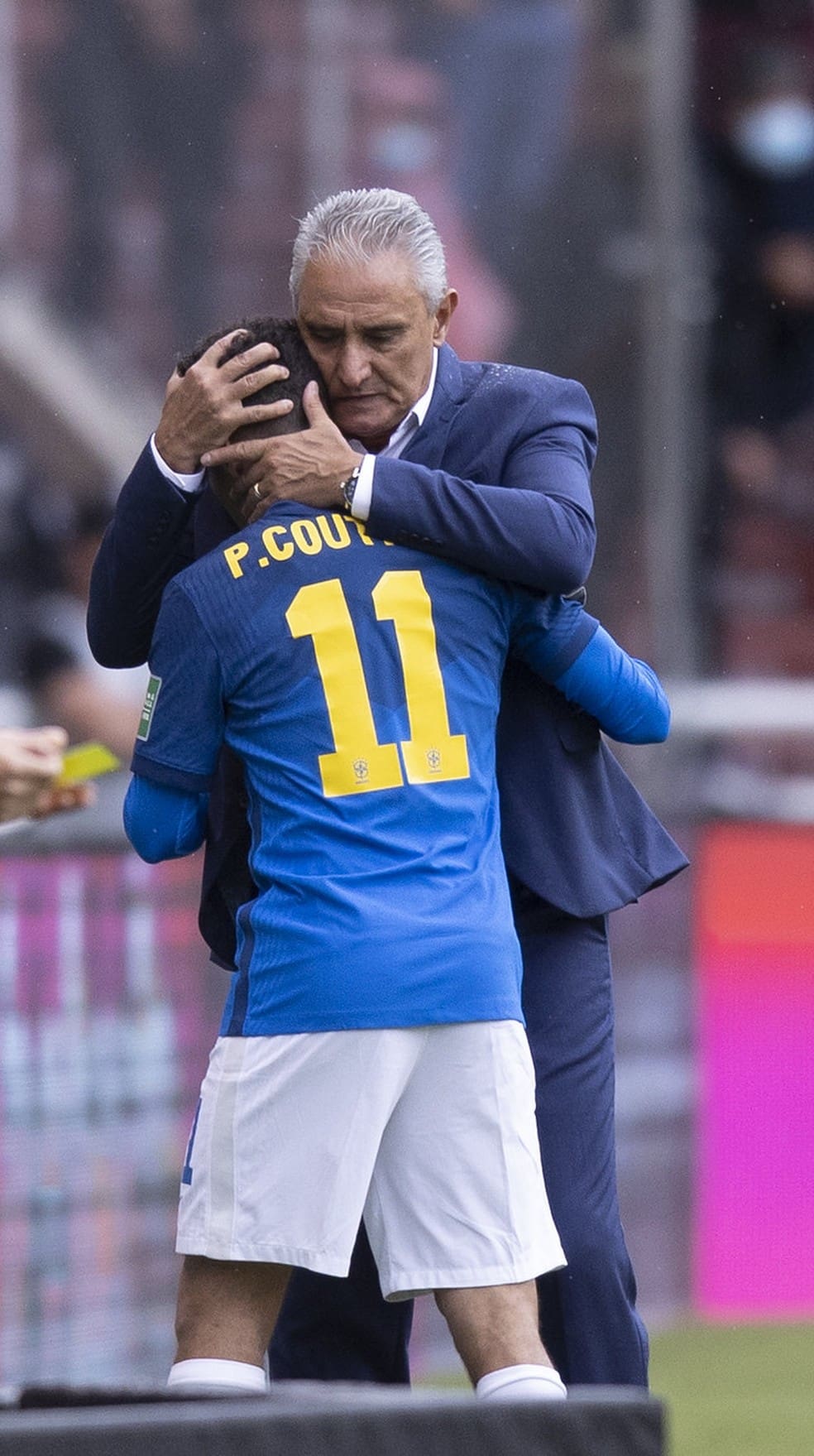 Tite abraça Philippe Coutinho em partida do Brasil contra a Colômbia nas Eliminatórias para a Copa de 2018 — Foto: Lucas Figueiredo / CBF