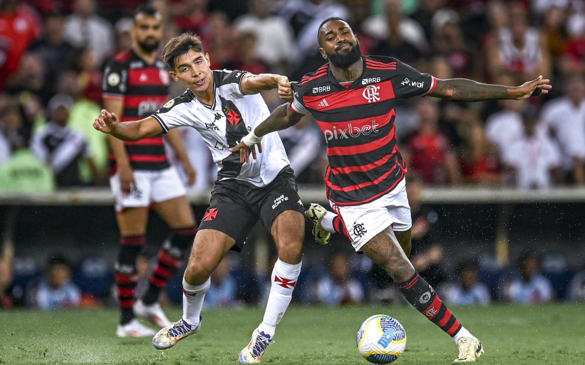 Sforza e Gerson brigam pela posse da bola no clássico entre Flamengo e Vasco - Foto: Marcelo Cortes / Flamengo