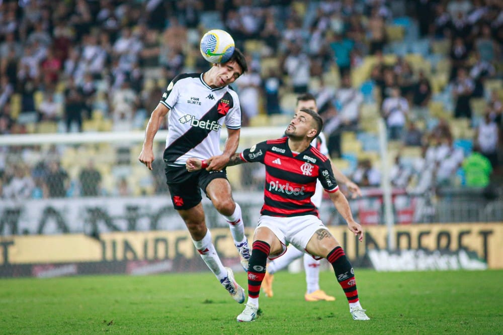 Sforza na marcação de Arrascaeta, Flamengo x Vasco — Foto: Matheus Lima/Vasco