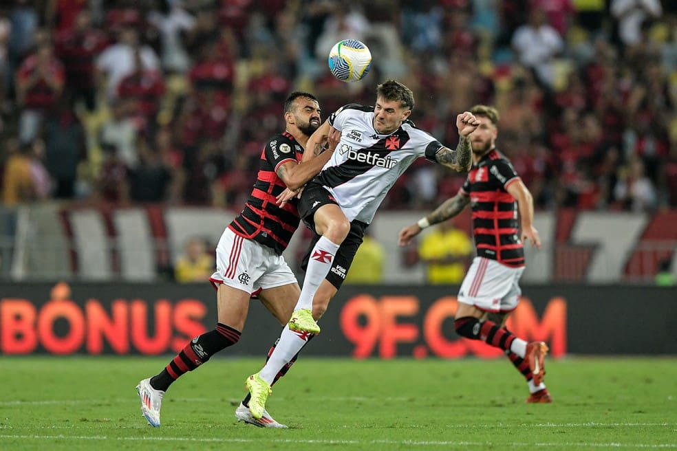 Vegetti, atacante do Vasco, em ação contra o Flamengo — Foto: Thiago Ribeiro/AGIF