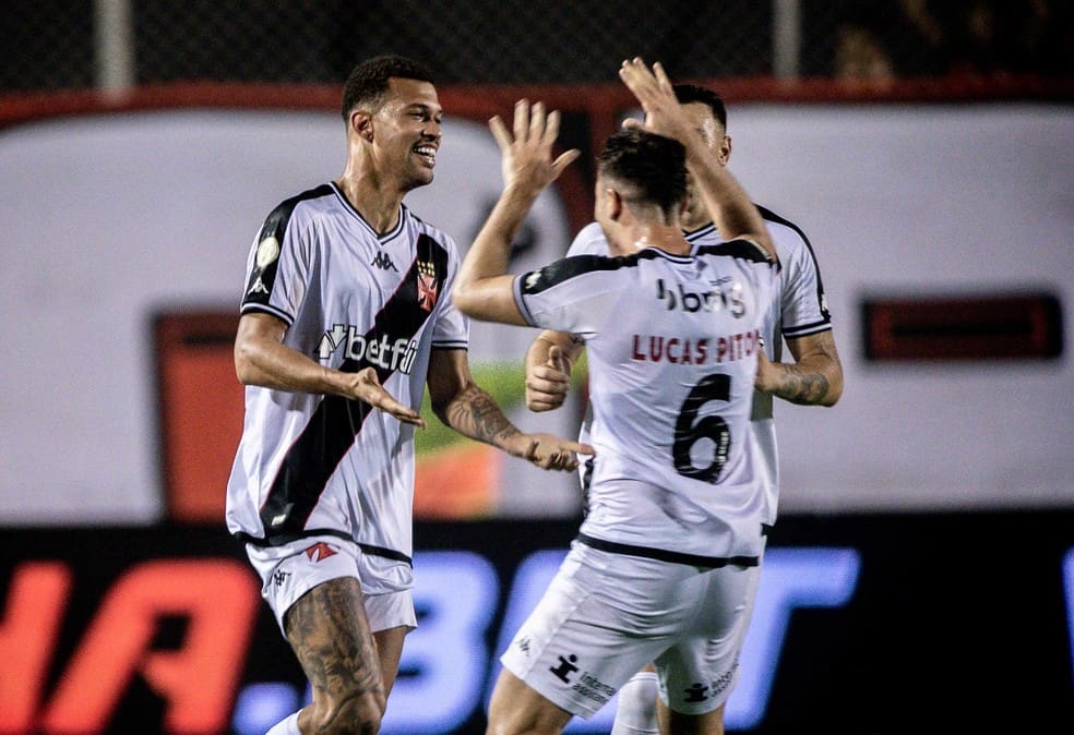 João Victor, do Vasco, comemora gol marcado contra o Vitória — Foto: Jhony Pinho/AGIF