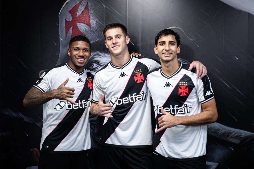 Leandrinho, Estrella e JP, do Vasco, na partida contra o São Paulo — Foto: Leandro Amorim / CRVG