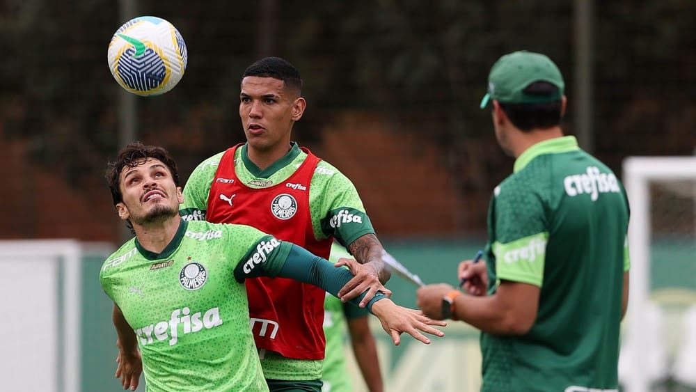 Veiga e Naves disputam bola em treino do Palmeiras — Foto: Cesar Greco/Palmeiras