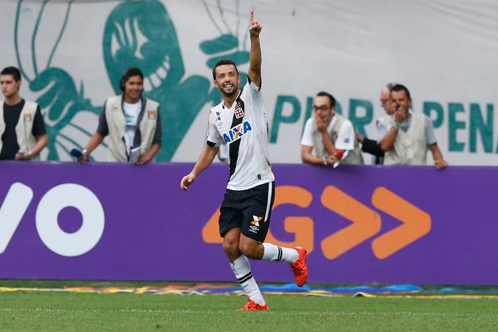 Nenê comemora gol do Vasco contra o Palmeiras em 2015 — Foto: Marcello Zambrana/AGIF