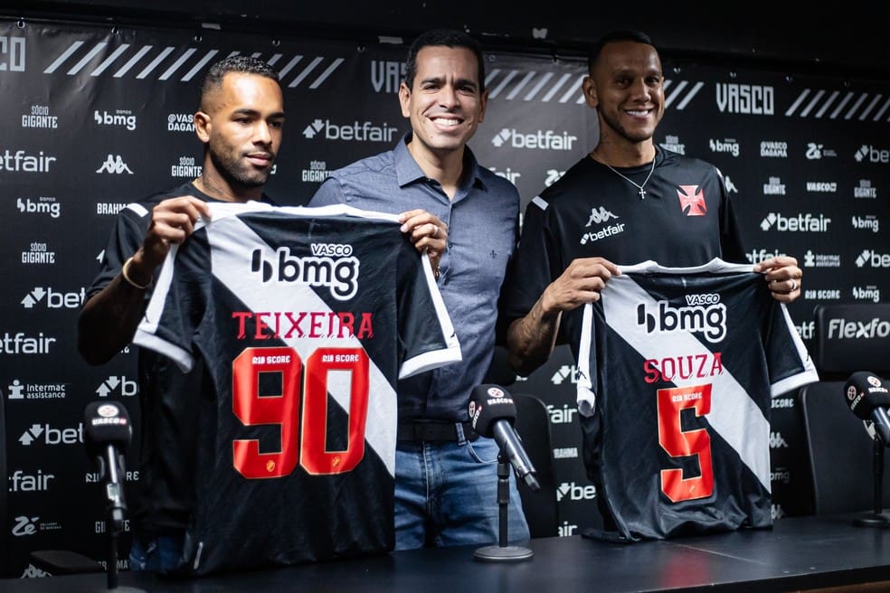 Alex Teixeira e Souza são apresentados no Vasco — Foto: Leandro Amorim / CRVG