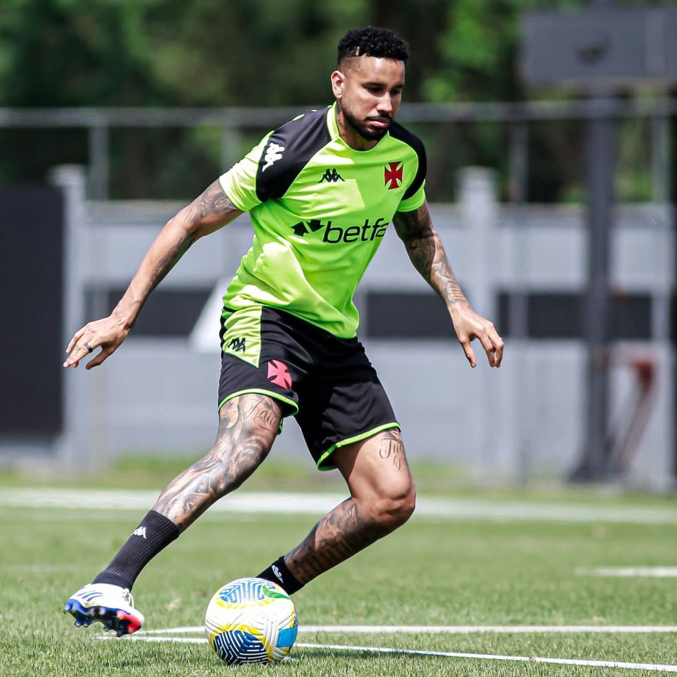 Jair em ação no treino do Vasco — Foto: Matheus Lima / CRVG