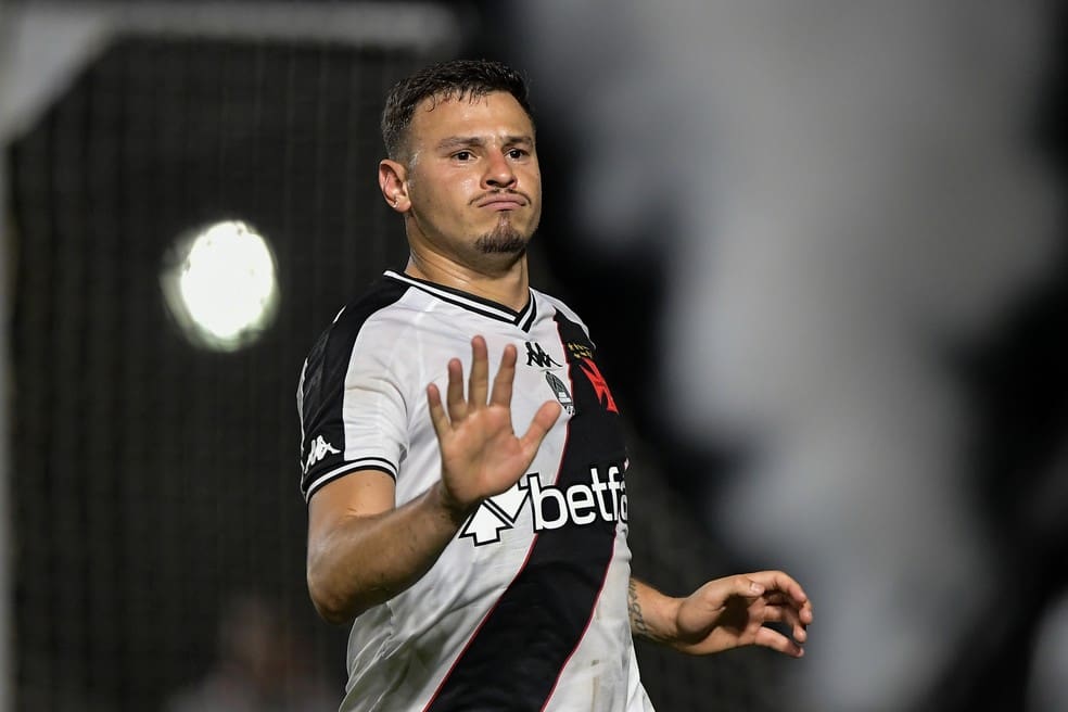 Hugo Moura comemora gol do Vasco sobre o Athletico-PR — Foto: Thiago Ribeiro/AGIF