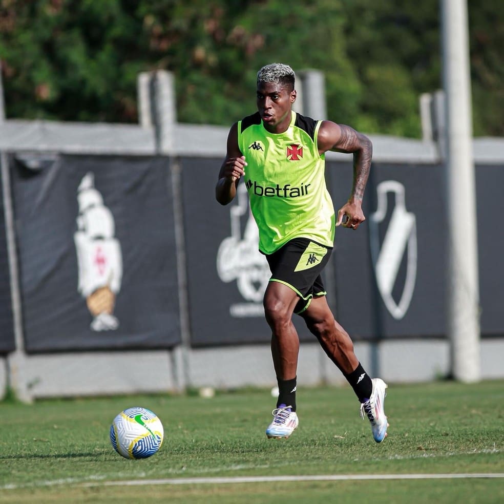 Emerson Rodríguez em ação no treino do Vasco — Foto: Matheus Lima / CRVG