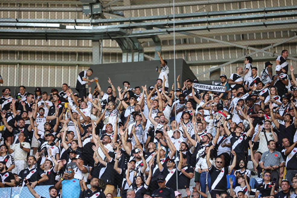 Torcida do Vasco na Arena MRV, estádio do Atlético-MG — Foto: Gilson Lobo/AGIF