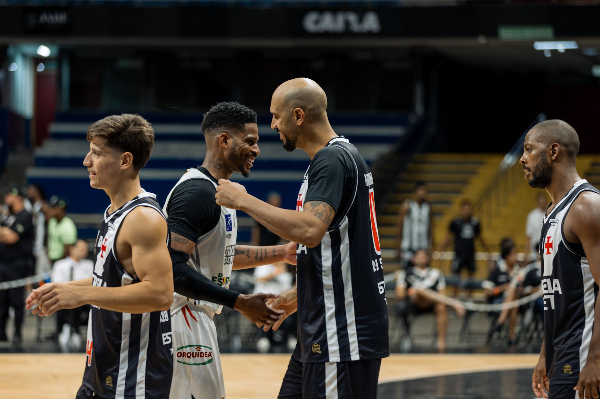 Encontro entre Shamell, do Caxias do Sul Basquete, e Marquinhos, do R10 Score Vasco da Gama. Foto: Matheus Maranhão/ LNB