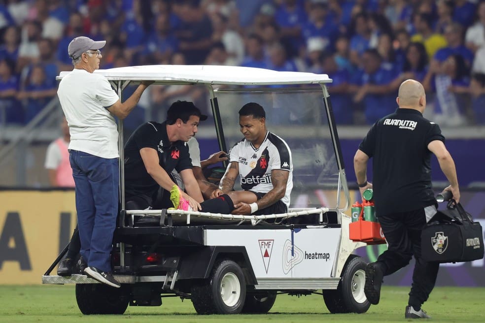 David sai lesionado em Cruzeiro x Vasco, no Mineirão — Foto: Gilson Lobo/AGIF