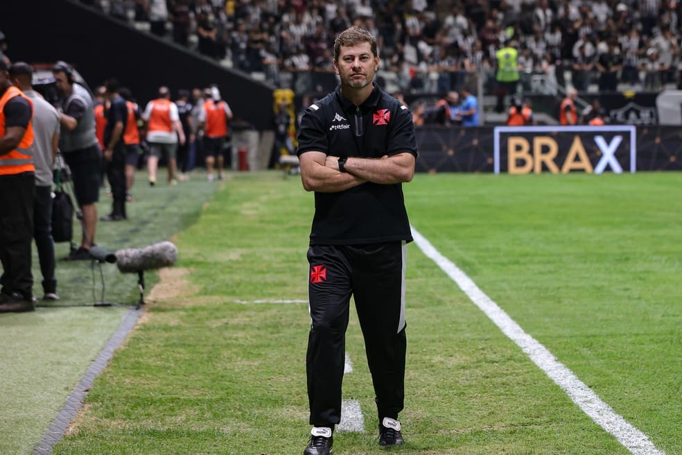 Rafael Paiva, técnico do Vasco, na partida contra o Atlético-MG — Foto: Gilson Lobo/AGIF