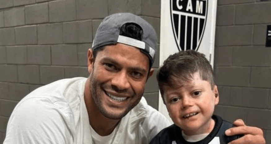 Hulk tira foto com Pequeno Gui na Arena MRV Instagram / Reprodução