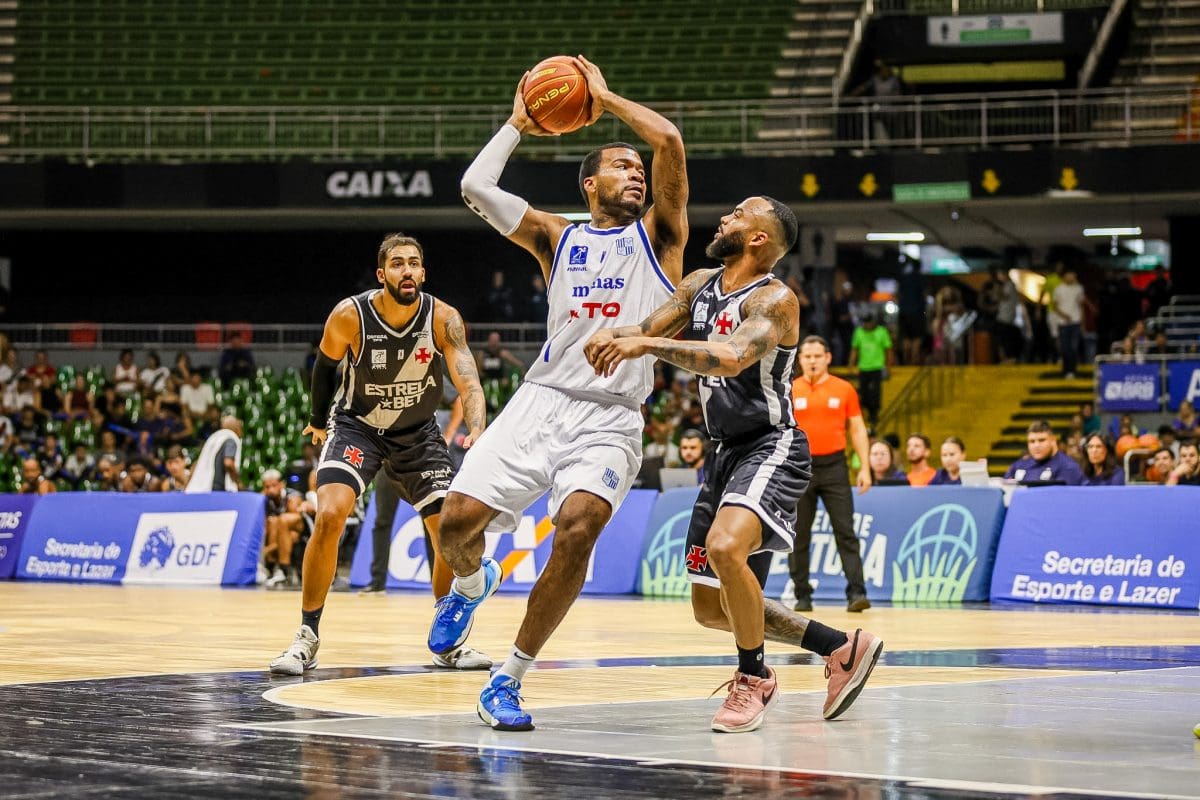 Duelo entre Hollowell, do KTO Minas, e Jamaal, do R10 Score Vasco da Gama, foi um dos mais intenso na final do Torneio de Abertura NBB. Foto: Thiago Gamboa/LNB