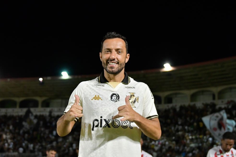 Nenê em ação pelo Vasco em São Januário: meia defendeu o clube em 199 jogos oficiais — Foto: Thiago Ribeiro/AGIF