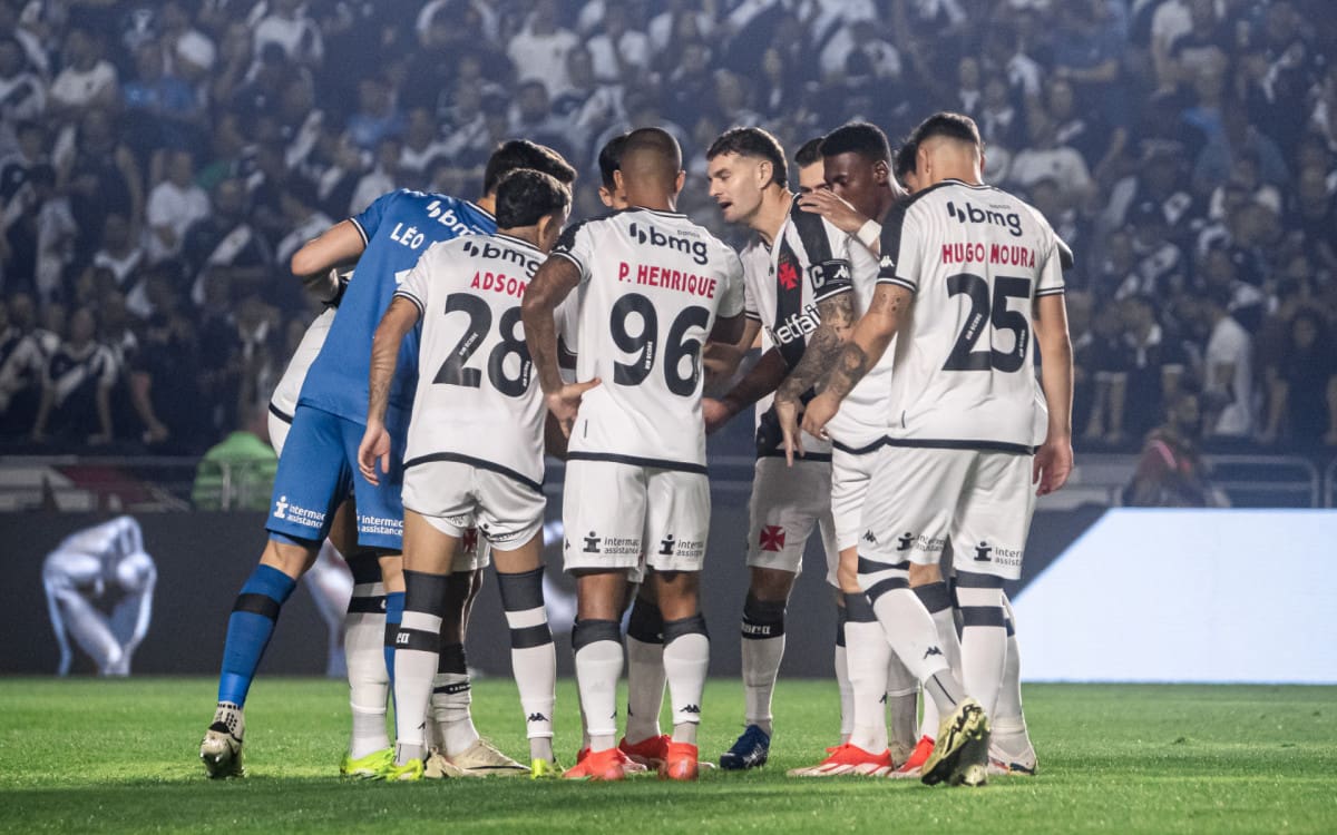 Jogadores do Vasco reunidos no gramado de São Januário - Foto: Leandro Amorim/Vasco