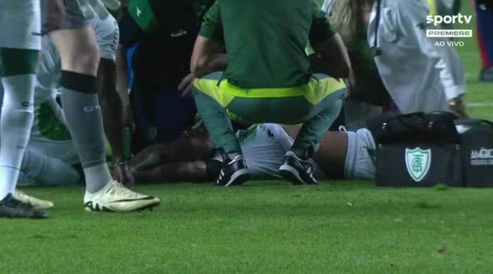 Zé Gabriel, do Coritiba, recebe atendimento médico após cair em campo — Foto: Reprodução/Sportv