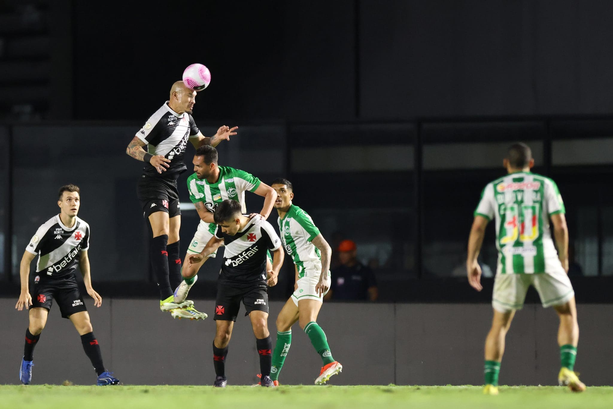 Em confronto equilibrado com o Juventude, o Vasco segue sem vitórias, enfrentando a pressão da torcida e uma sequência negativa de cinco jogos. - Foto: Lucas Figueiredo/Getty Images