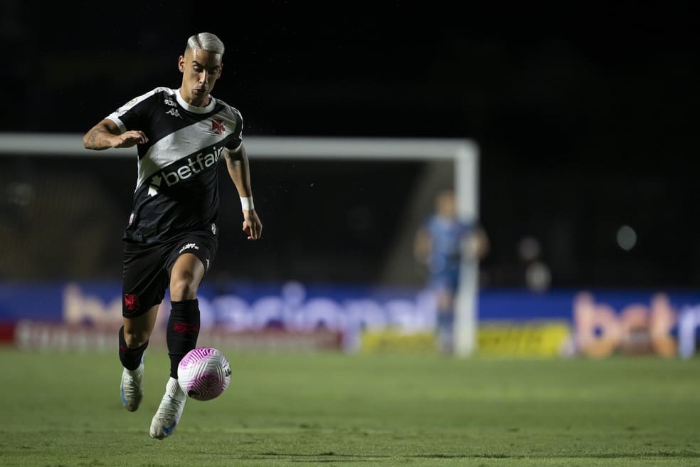 Puma Rodríguez, do Vasco, em ação contra o Juventude — Foto: Jorge Rodrigues/AGIF