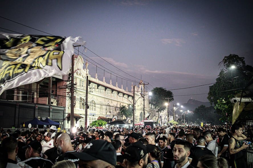 Torcedores durante o pré-jogo em São Januário — Foto: Matheus Lima/Vasco