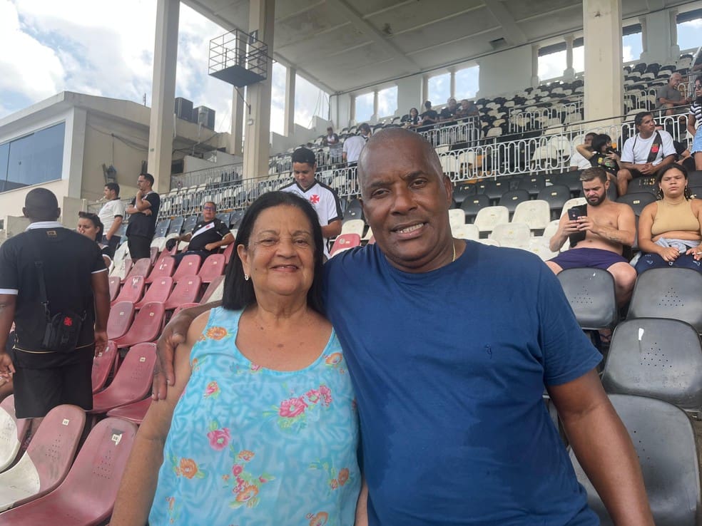 Avó e pai de Léo Jacó, atacante do Vasco Sub-20 — Foto: Emanuelle Ribeiro