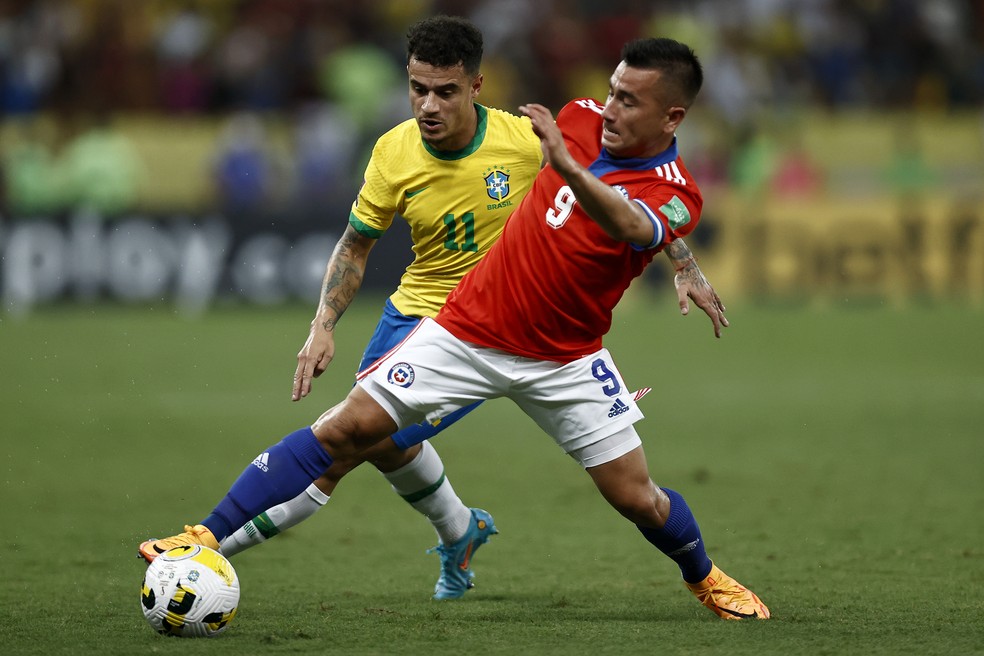 Coutinho, da seleção brasileira, e Jean David, do Chile, em jogo pelas Eliminatórias da Copa do Mundo de 2022 — Foto: Buda Mendes/Getty Images