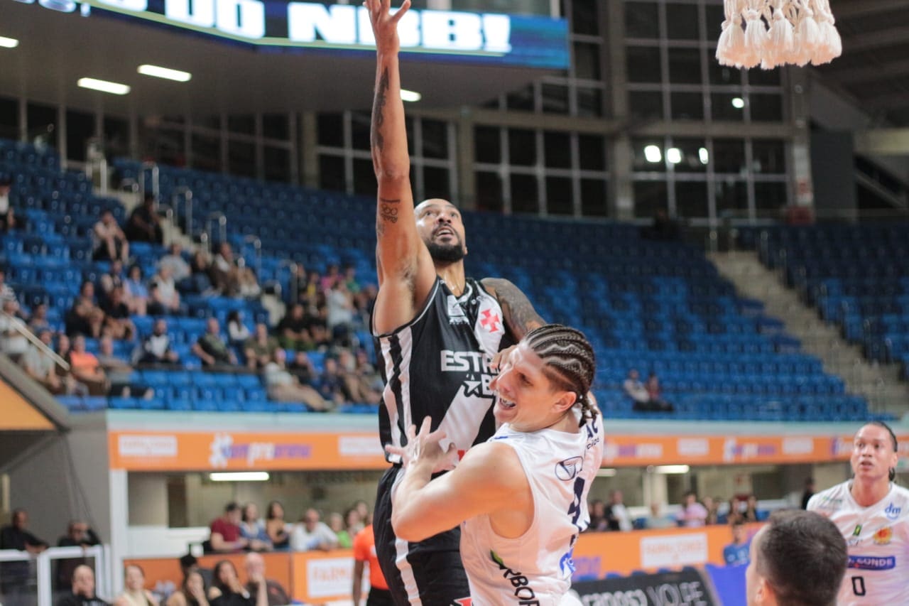 Marquinhos em ação pelo R10 Score Vasco da Gama contra o Farma Conde/São José Basketball. Foto: Léo Lenzi/Agência NTZ