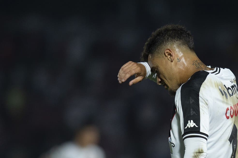 Philippe Coutinho em ação pelo Vasco na partida contra o São Paulo — Foto: Anderson Romão/AGIF