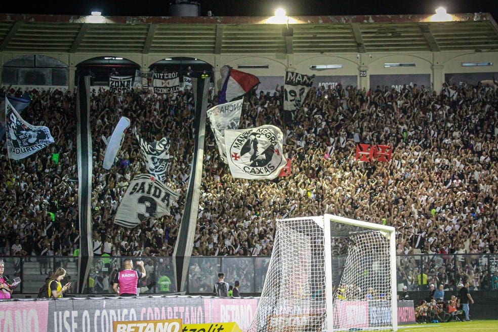 Torcida do Vasco em São Januário — Foto: Matheus Lima e Leandro Amorim/Vasco